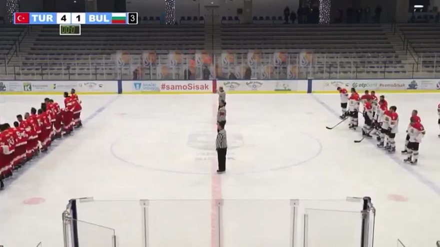 Buz hokeyi maçında oyuncular birbirine girdi - Line Haber