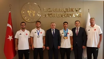 Bakan Bak milli sporcuları ağırladı