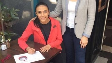 Simge 2 yıl daha Eczacıbaşı'da
