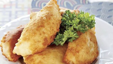 ÇİĞ BÖREK TARİFİ | Çiğ Börek nasıl yapılır, malzemeleri neler? Yağ çekmeyen çıtır çıtır çibörek yapılışı ve püf noktası!