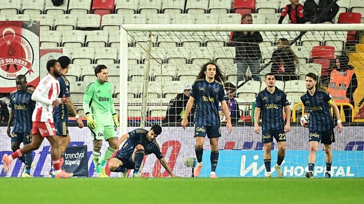 Fenerbahçe deplasmanda Hesap.com Antalyaspor ile berabere kaldı!