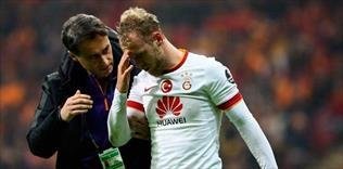 Tekmeye kafa sokuyor