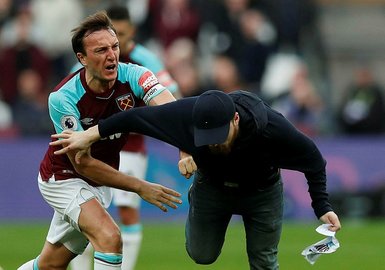 Taraftar sahaya girdi, West Ham kaptanı Noble çıldırdı!