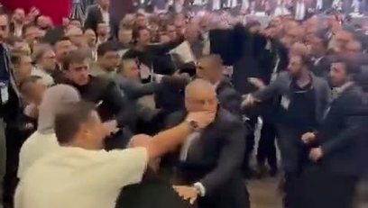 >Beşiktaş Genel Kurulu'nda kavga!