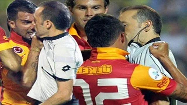 Galatasaraylılar'dan Cüneyt Çakır'a tepki - 1