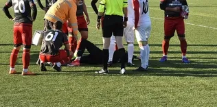 Skandal!.. Futbolcu sedye üzerinde...