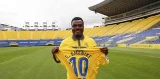 Emenike’den olay hareket!