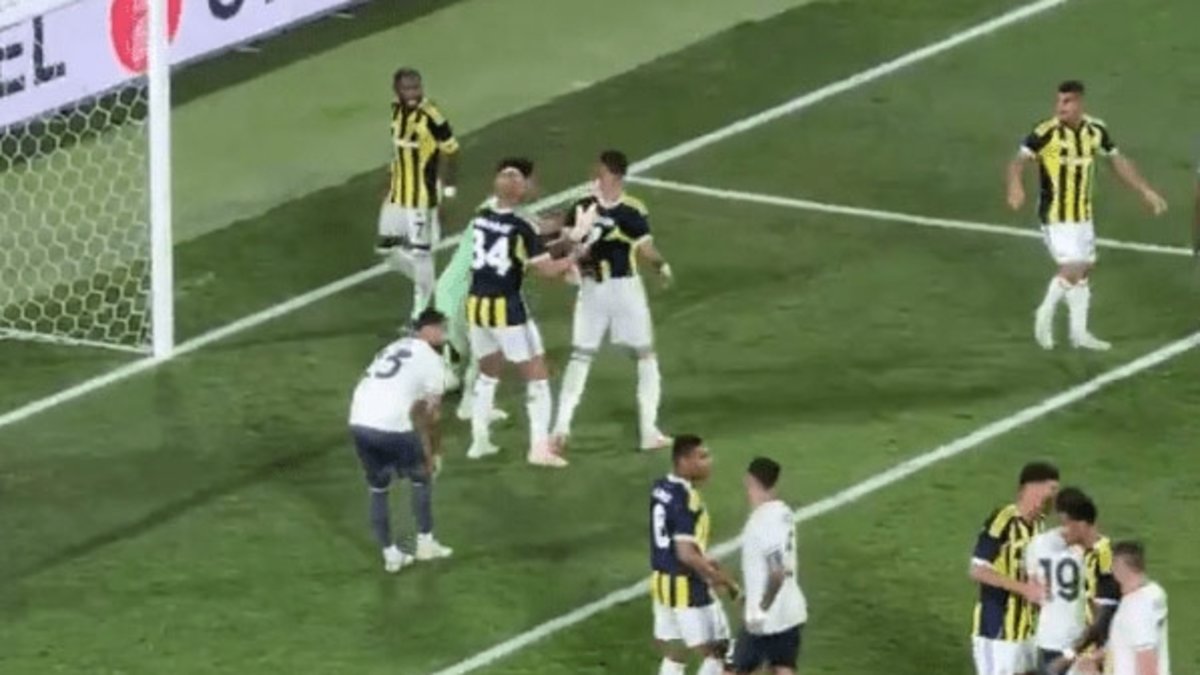 FENERBAHÇE HABERLERİ: Kadıköy'de gergin anlar! En Nesyri ve Fred... FENERBAHÇE HABERLERİ: Kadıköy'de gergin anlar! En Nesyri ve Fred...