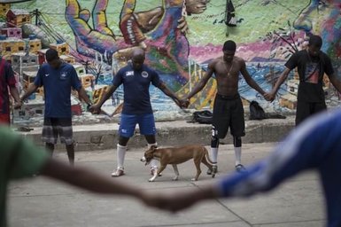 Brezilya sokaklarında futbol