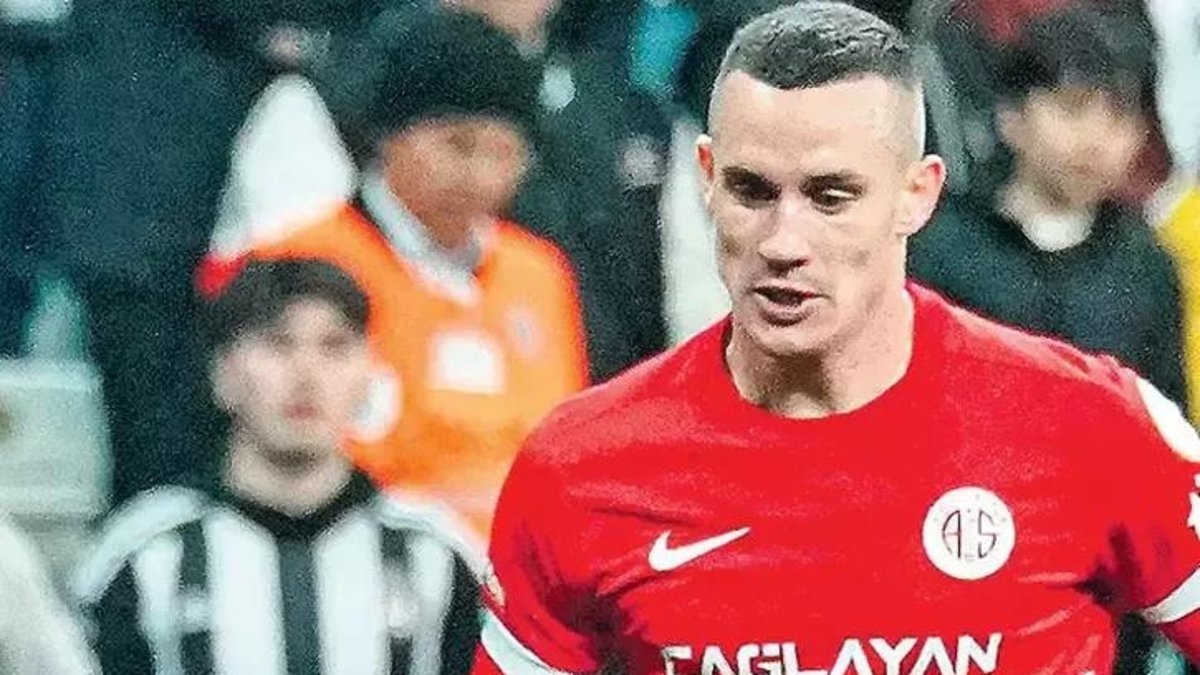 3 büyüklere göz kırptı