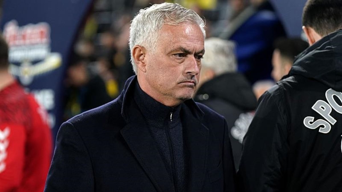 Fenerbahçe Teknik Direktörü Jose Mourinho'dan hakem isyanı! Fenerbahçe Teknik Direktörü Jose Mourinho'dan hakem isyanı!