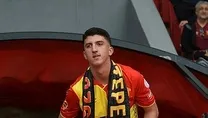 İki oyuncu masaya