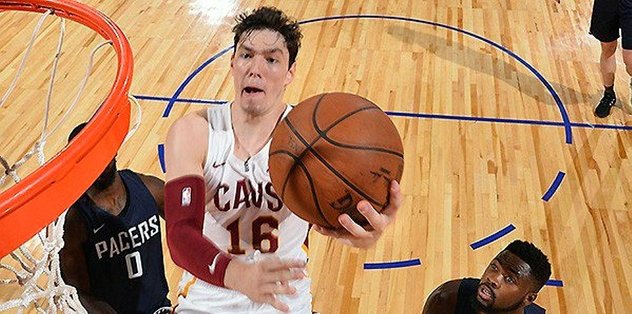 Cedi Osman'dan "evde kal" çağrısına uyan 5 kişiye imzalı milli forma