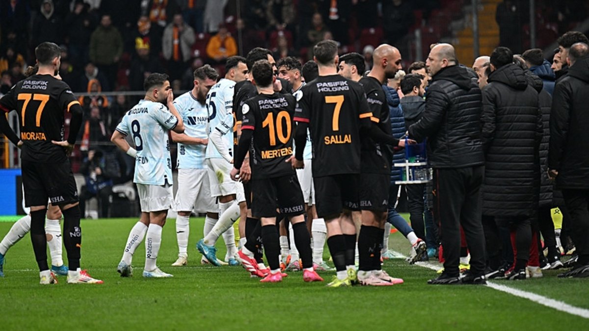 Galatasaray-Adana Demirspor maçı sonrası TFF'den radikal karar! Sahadan çekilen takım yanacak Galatasaray-Adana Demirspor maçı sonrası TFF'den radikal karar! Sahadan çekilen takım yanacak