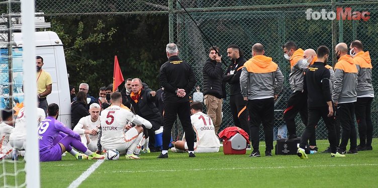 SPOR HABERLERİ - Galatasaray - İstanbulspor maçının devre arasında dikkat çeken kare! Terim sahaya indi ve...