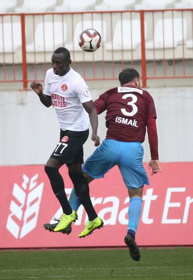 Ümraniyespor - 1461 Trabzon maçından kareler