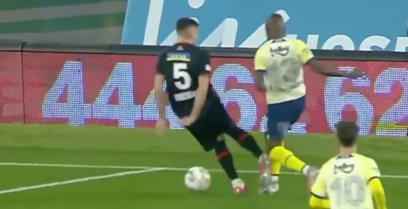 İşte Fenerbahçe'nin Karagümrük maçında penaltı beklediği pozisyon! - 2
