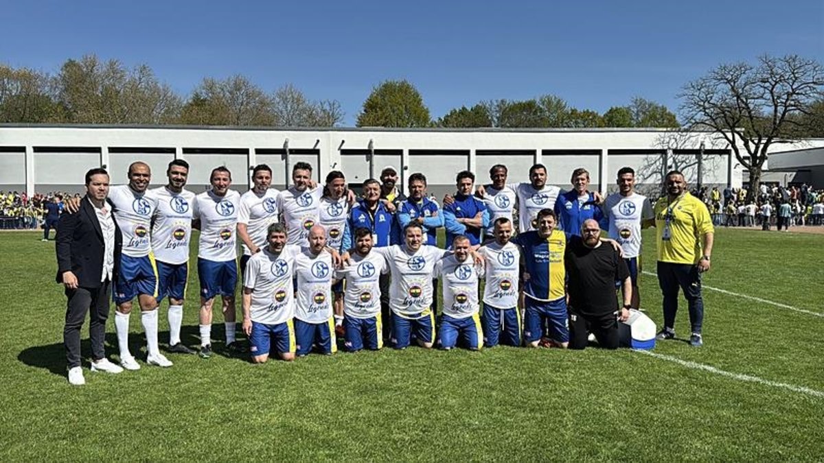 Almanya'da Fenerbahçe efsaneleri ile eski Schalke 04 oyuncuları dostluk maçı yaptı Almanya'da Fenerbahçe efsaneleri ile eski Schalke 04 oyuncuları dostluk maçı yaptı