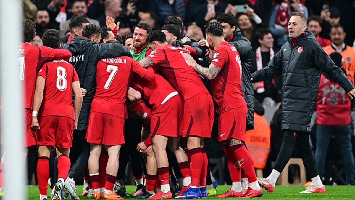 Kosova'da büyük skandal! A Milli Takımımıza havai fişekli saldırı