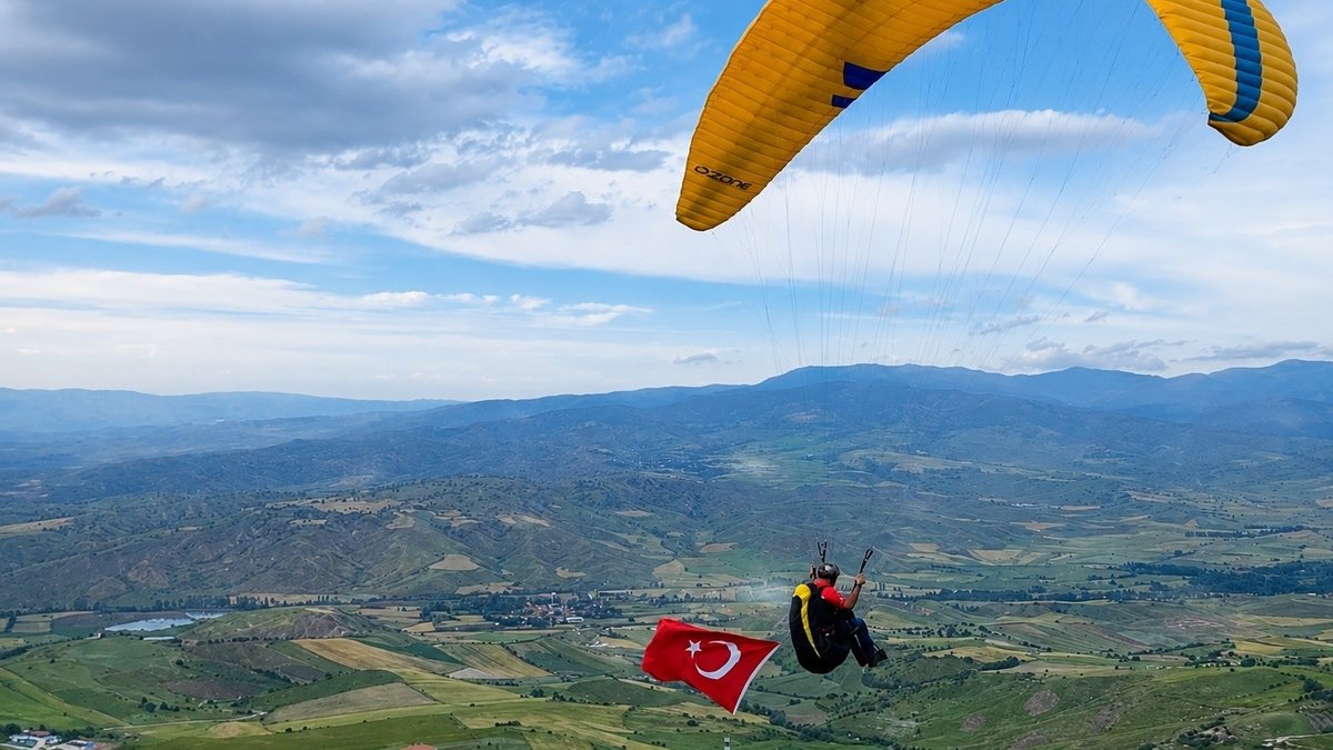 A Milli Takım için Türk bayraklı paraşüt gösterisi!