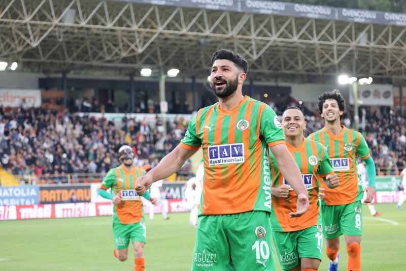 kasimpasa-corendon-alanyaspor-maci-saat-kacta-hangi-kanalda-1776574944620.jpg