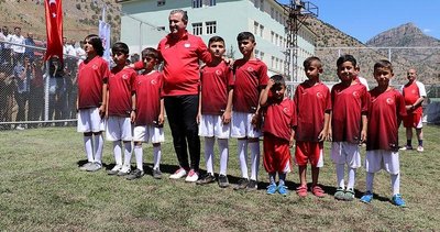 Osman Aşkın Bak yere düşen Türk bayrağını dalgalandıran Şırnaklı çocuklarla maç yaptı
