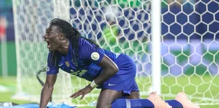 Gomis hem atıyor hem kaçırıyor!