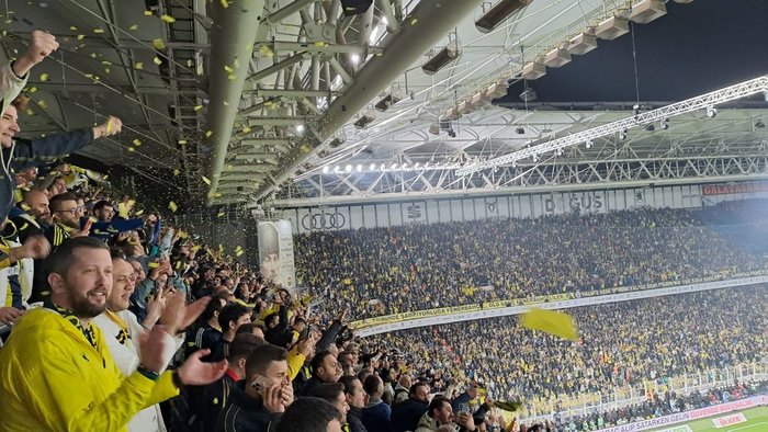 fenerbahce-galatasaray-derbisi-oncesi-kadikoyde-konfeti-sov-1764606555924.jpg