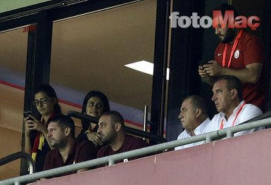 Cezalı olan Fatih Terim ve yardımcıları tribündeydi... Hasan Şaş yasak tanımadı! Galatasaray son dakika haberleri