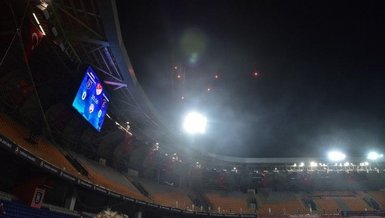 Başakşehir-Galatasaray maçında havai fişek yağmuru!