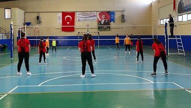 Voleybol turnuvası İncirliova'da start aldı