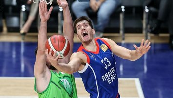 Anadolu Efes TOFAŞ'ı son periyotta yıktı!