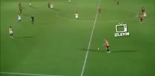 Orta sahadan harika bir gol attı!