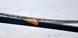 Köprüdeki bayrak kesildi