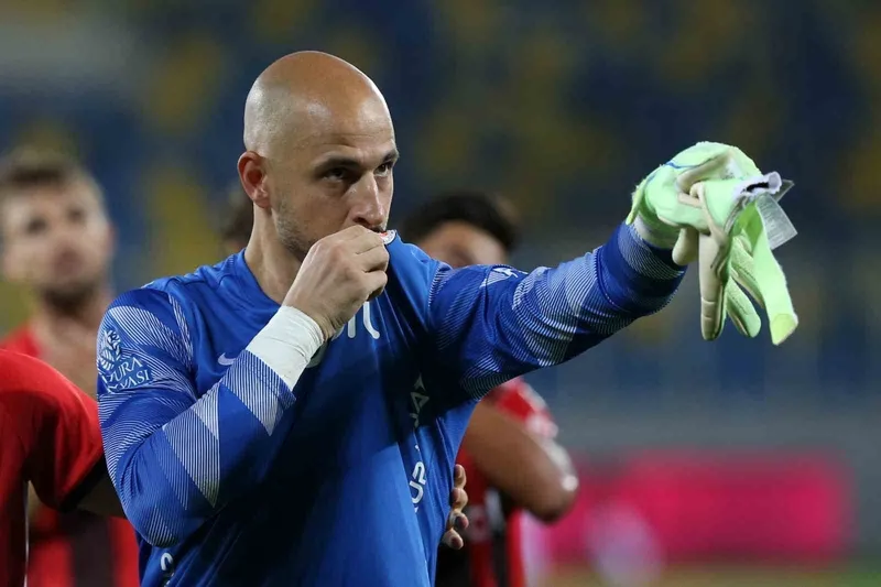 goztepe-genclerbirliginden-erhan-erenturkun-pesinde-1767707254770.jpg
