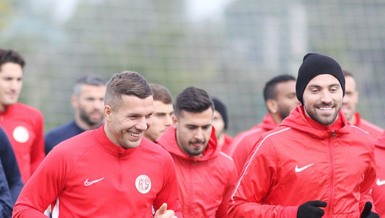 Podolski takıma ağabeylik yapıyor