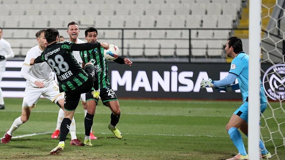 Caner, İstanbul maçında sahada