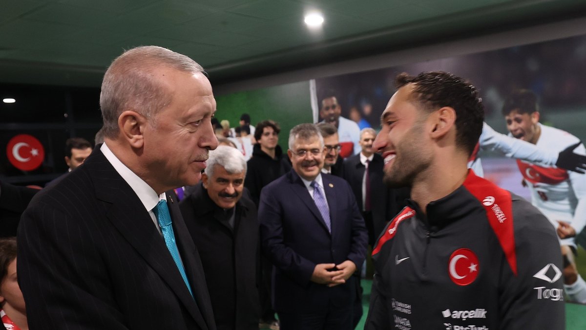 Başkan Erdoğan'dan A Milli Futbol Takımı'na tebrik Başkan Erdoğan'dan A Milli Futbol Takımı'na tebrik