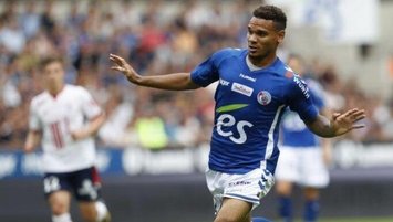 Sağ tarafa Kenny Lala