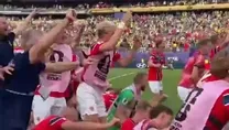 Norveçli futbolcular ve taraftarlar çeyrek finali kürek çekerek kutladı!