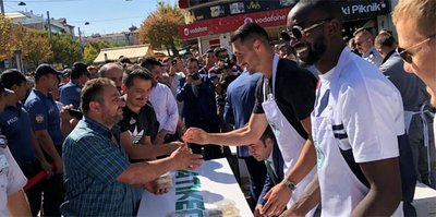 Atiker Konyasporlu futbolcular vatandaşlara aşure dağıttı