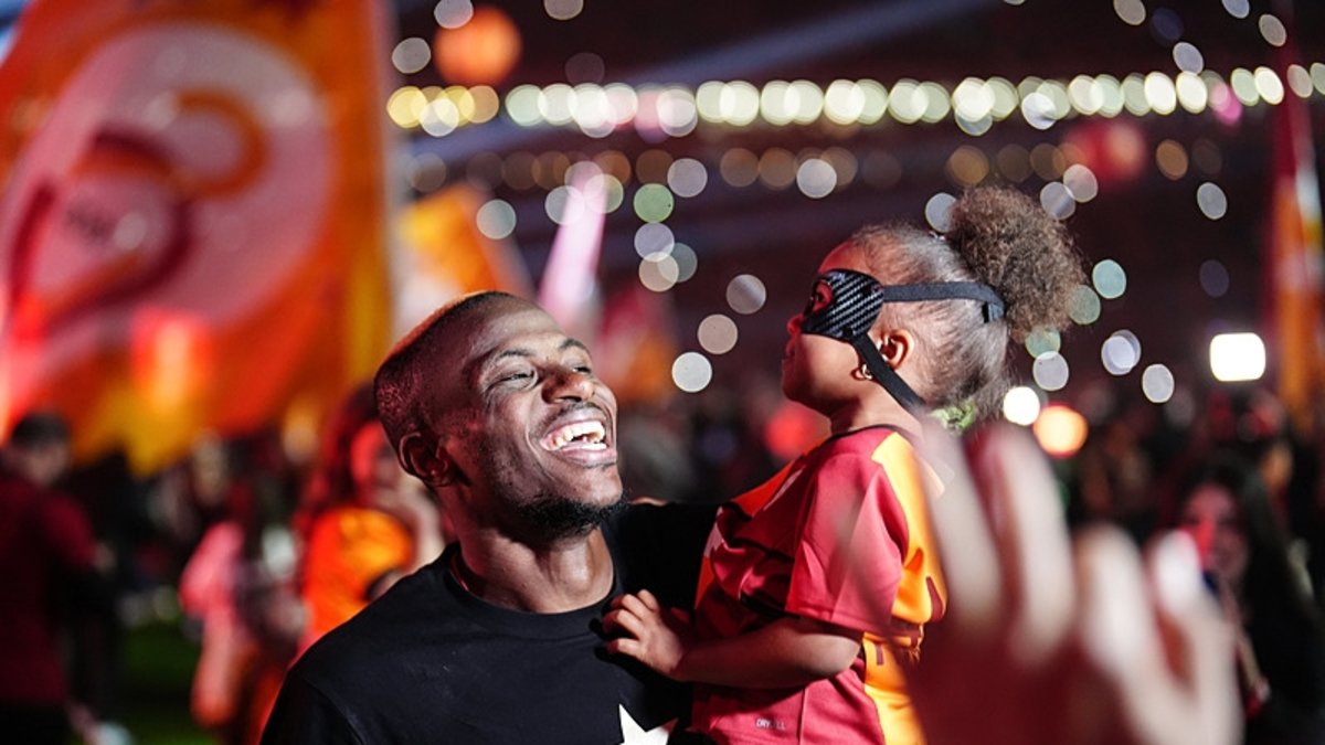 Minik kızı Osimhen'e böyle seslendi: Galatasaray'da kal babacığım Minik kızı Osimhen'e böyle seslendi: Galatasaray'da kal babacığım