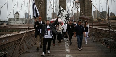 Beşiktaşlılar, Brooklyn Köprüsü'nde