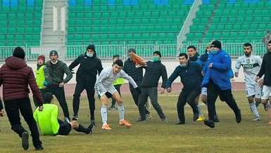 Özbekistan’da futbolcu ve taraftarlardan hakeme linç girişimi!