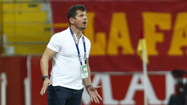 Fenerbahçe Teknik Direktörü Emre Belözoğlu'nun görüntüsü taraftarı kızdırdı #