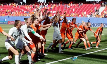 Hollanda yarı finalde