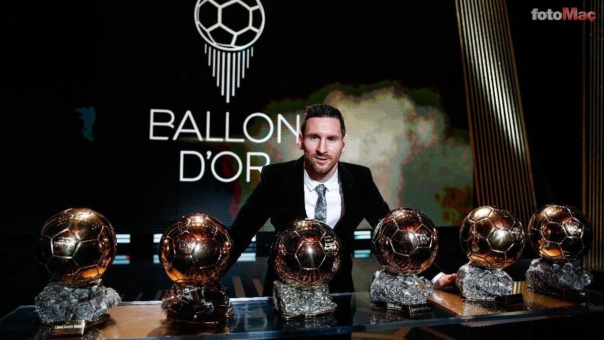 Lionel Messi kazandığı Ballon d'Or ödülleri ile poz verirken
