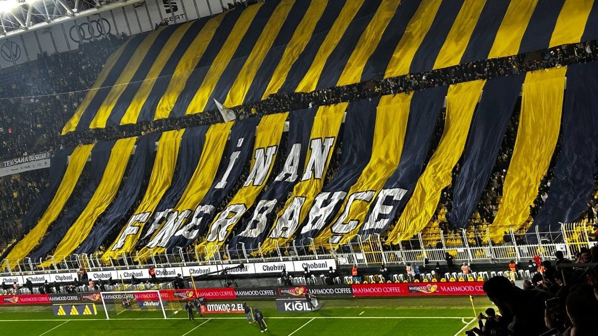 Fenerbahçe tribünlerinden renkli görüntüler!