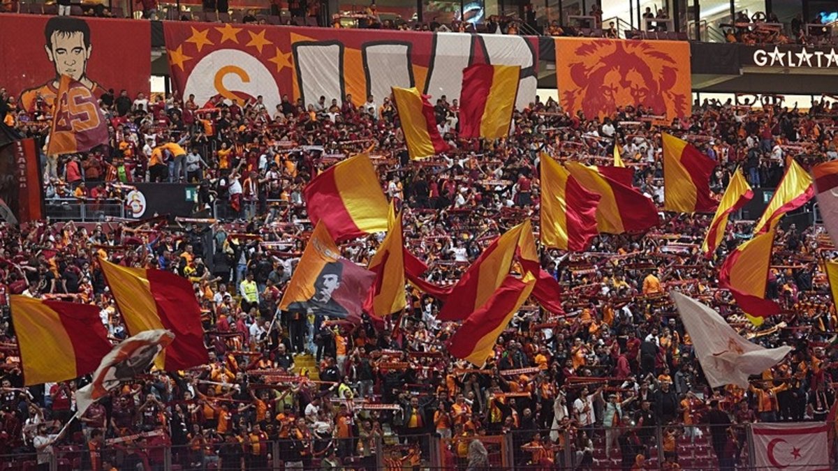 Tribünler tıklım tıklım