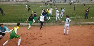 Futbolcular tekme tokat kavga etti!
